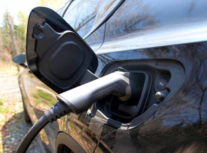 Véhicules électriques : aux fabricants de baisser leurs prix, selon Équiterre